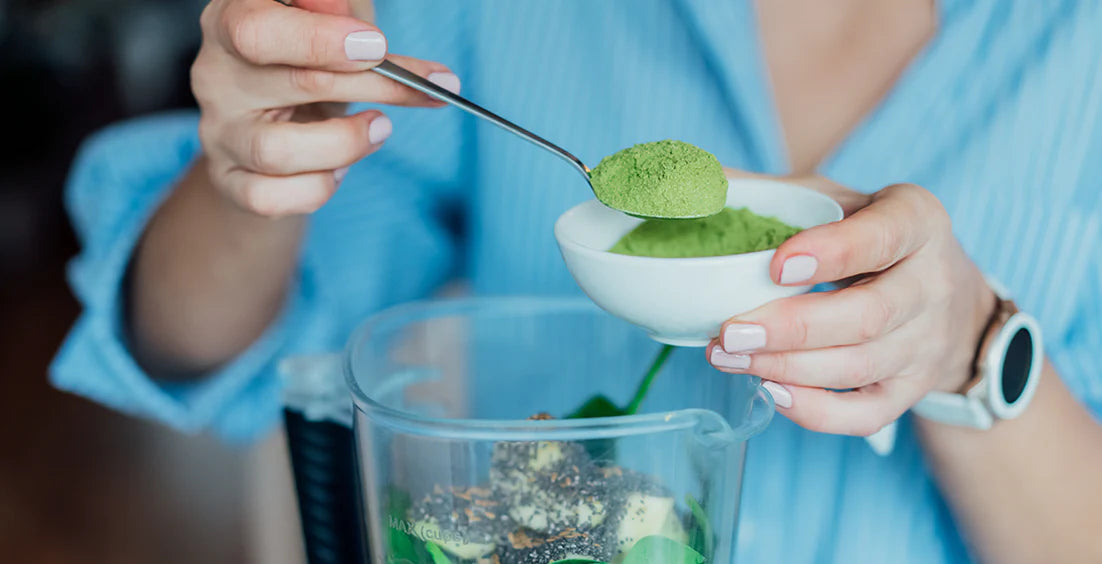 A doctor recommends a green powder smoothie for detox and cleansing